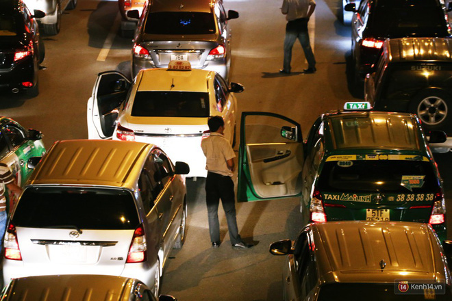 Kẹt xe kinh hoàng trên đường vào sân bay Tân Sơn Nhất, người dân bỏ ô tô bắt xe ôm để kịp giờ check-in 8
