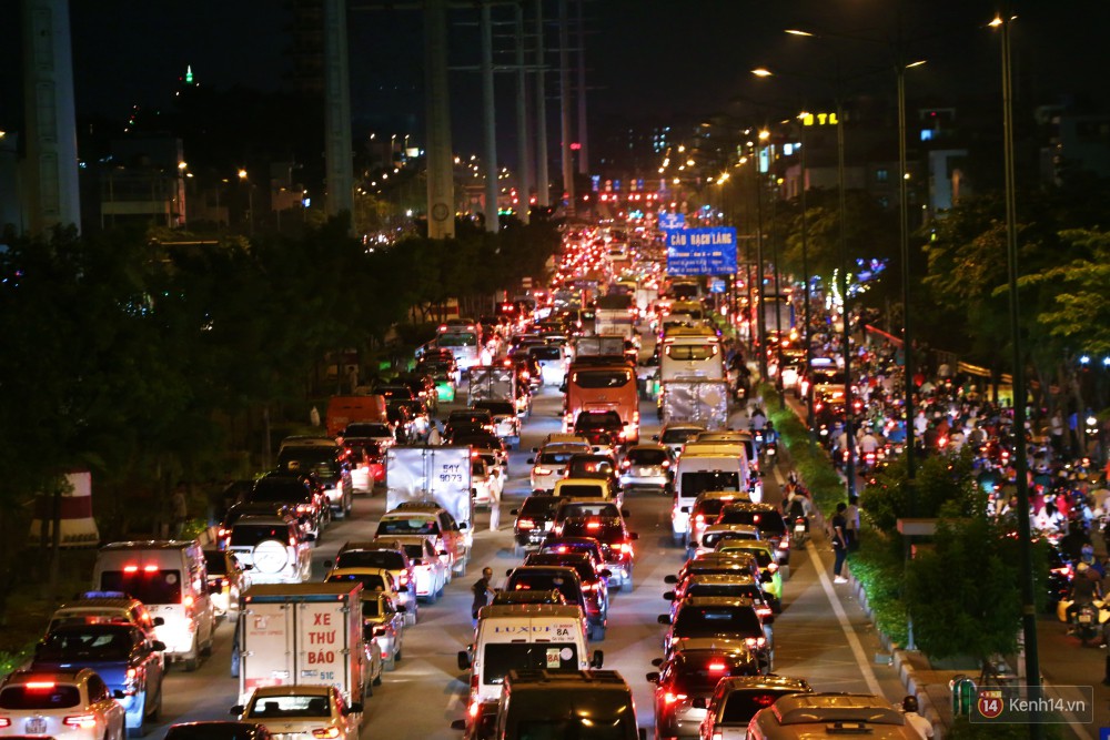 Kẹt xe kinh hoàng trên đường vào sân bay Tân Sơn Nhất, người dân bỏ ô tô bắt xe ôm để kịp giờ check-in - Ảnh 1.