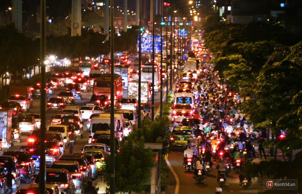 Kẹt xe kinh hoàng trên đường vào sân bay Tân Sơn Nhất, người dân bỏ ô tô bắt xe ôm để kịp giờ check-in - Ảnh 5.
