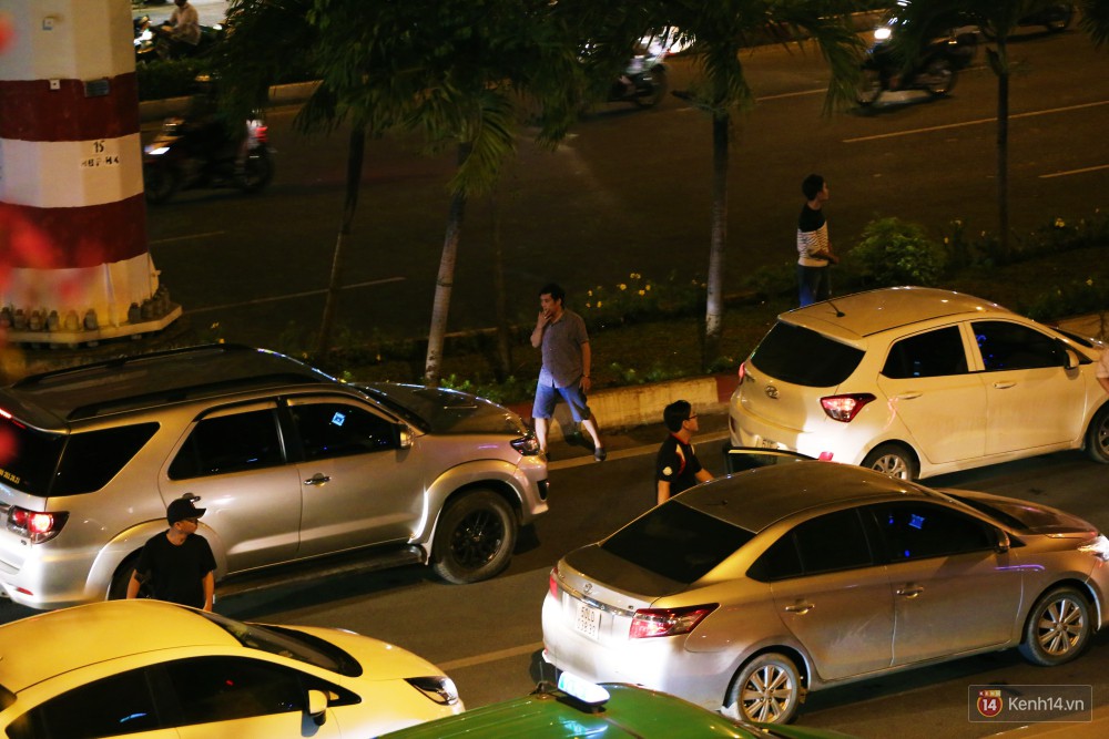 Kẹt xe kinh hoàng trên đường vào sân bay Tân Sơn Nhất, người dân bỏ ô tô bắt xe ôm để kịp giờ check-in - Ảnh 8.