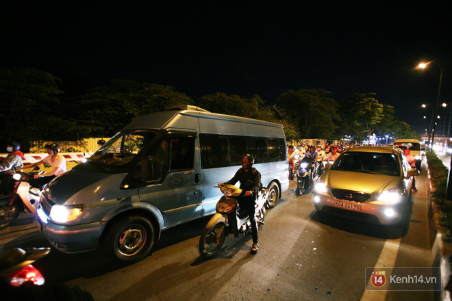 Kẹt xe kinh hoàng trên đường vào sân bay Tân Sơn Nhất, người dân bỏ ô tô bắt xe ôm để kịp giờ check-in - Ảnh 12.