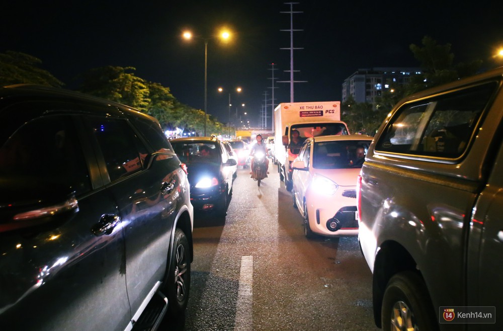 Kẹt xe kinh hoàng trên đường vào sân bay Tân Sơn Nhất, người dân bỏ ô tô bắt xe ôm để kịp giờ check-in - Ảnh 10.