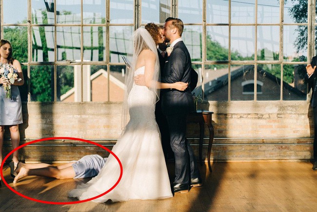 Chia sẻ bức ảnh cưới sau 3 năm, anh chàng không ngờ nhận được cả trăm ngàn lượt like vì một chi tiết quá kỳ quặc - Ảnh 1.