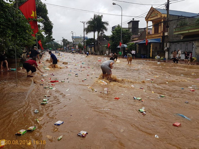 Kho hàng siêu thị ở Sơn La bị lũ cuốn, người dân bất chấp nước chảy siết lao ra vớt - Ảnh 3.