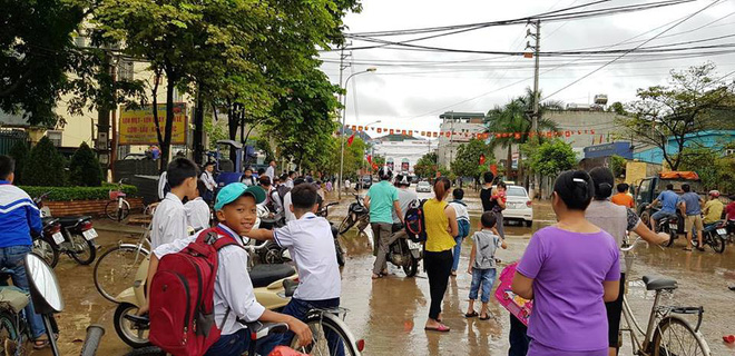 Kho hàng siêu thị ở Sơn La bị lũ cuốn, người dân bất chấp nước chảy siết lao ra vớt - Ảnh 9.