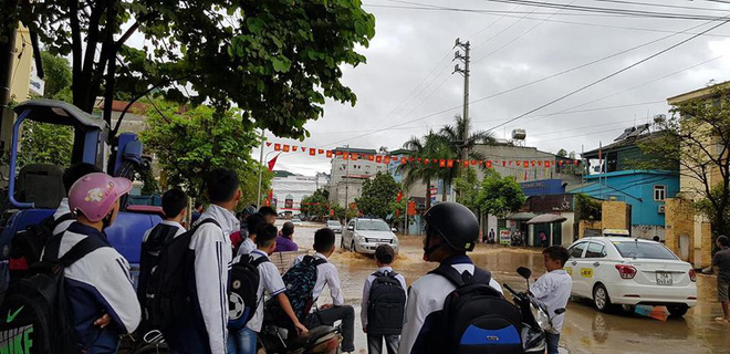 Kho hàng siêu thị ở Sơn La bị lũ cuốn, người dân bất chấp nước chảy siết lao ra vớt - Ảnh 10.