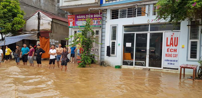 Kho hàng siêu thị ở Sơn La bị lũ cuốn, người dân bất chấp nước chảy siết lao ra vớt - Ảnh 6.