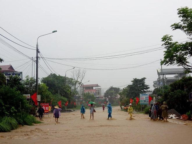 Kho hàng siêu thị ở Sơn La bị lũ cuốn, người dân bất chấp nước chảy siết lao ra vớt - Ảnh 2.