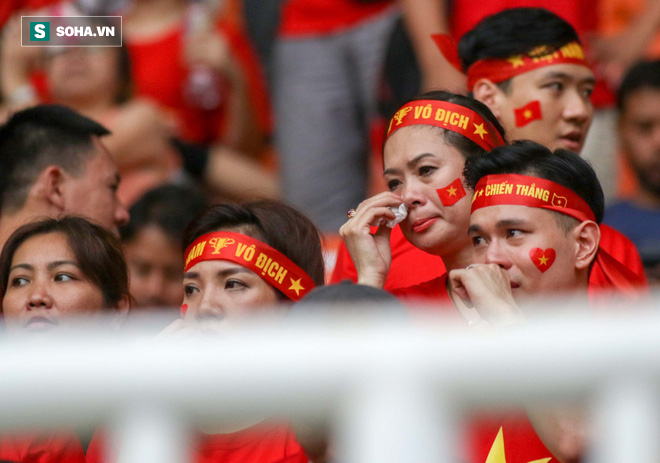 U23 Việt Nam buồn bã cúi đầu, NHM bật khóc sau loạt đấu súng - Ảnh 14.