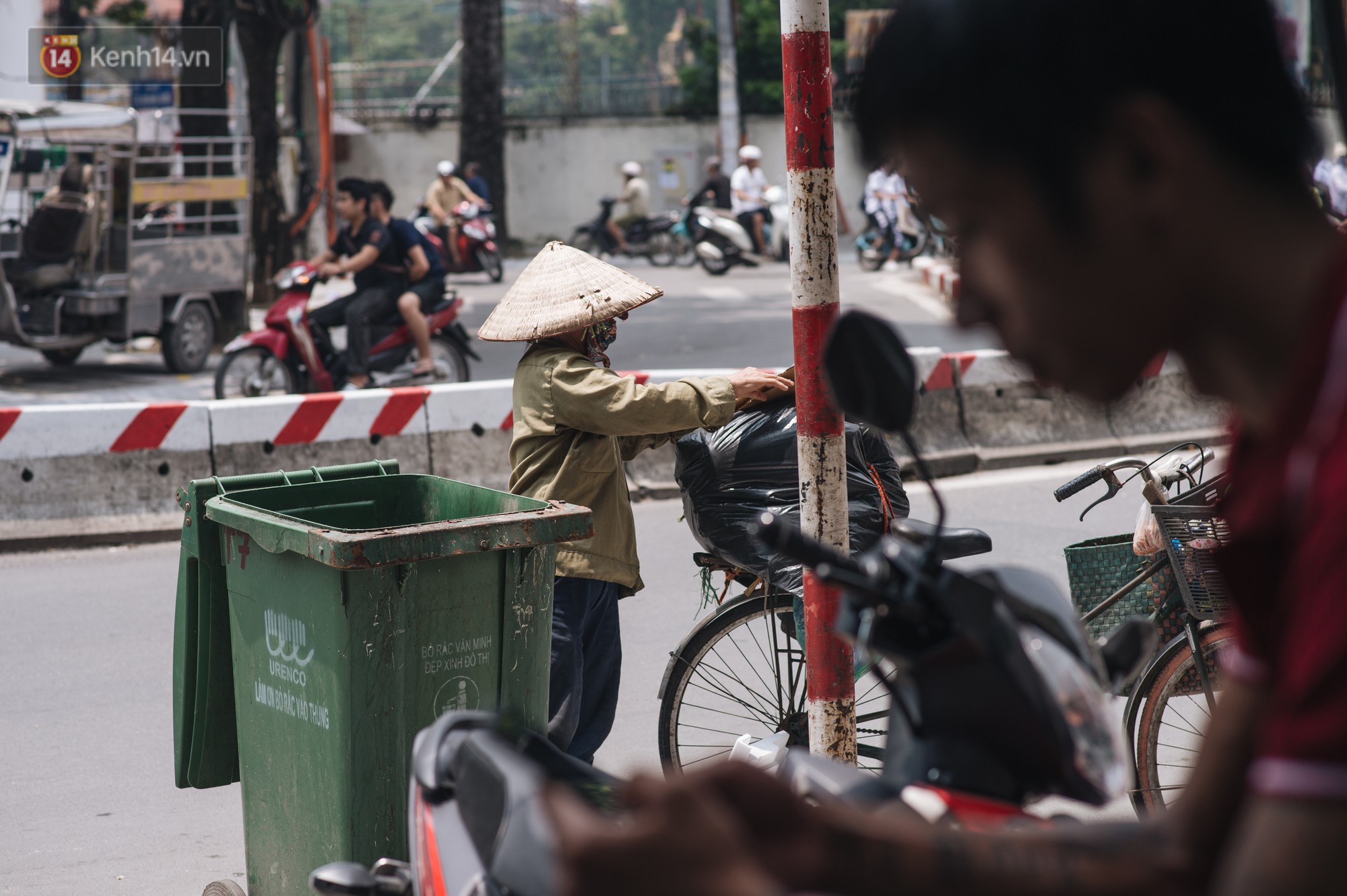 Một ngày đạp xe nhặt rác của người mẹ nghèo nuôi 3 cô con gái đỗ Đại học 3