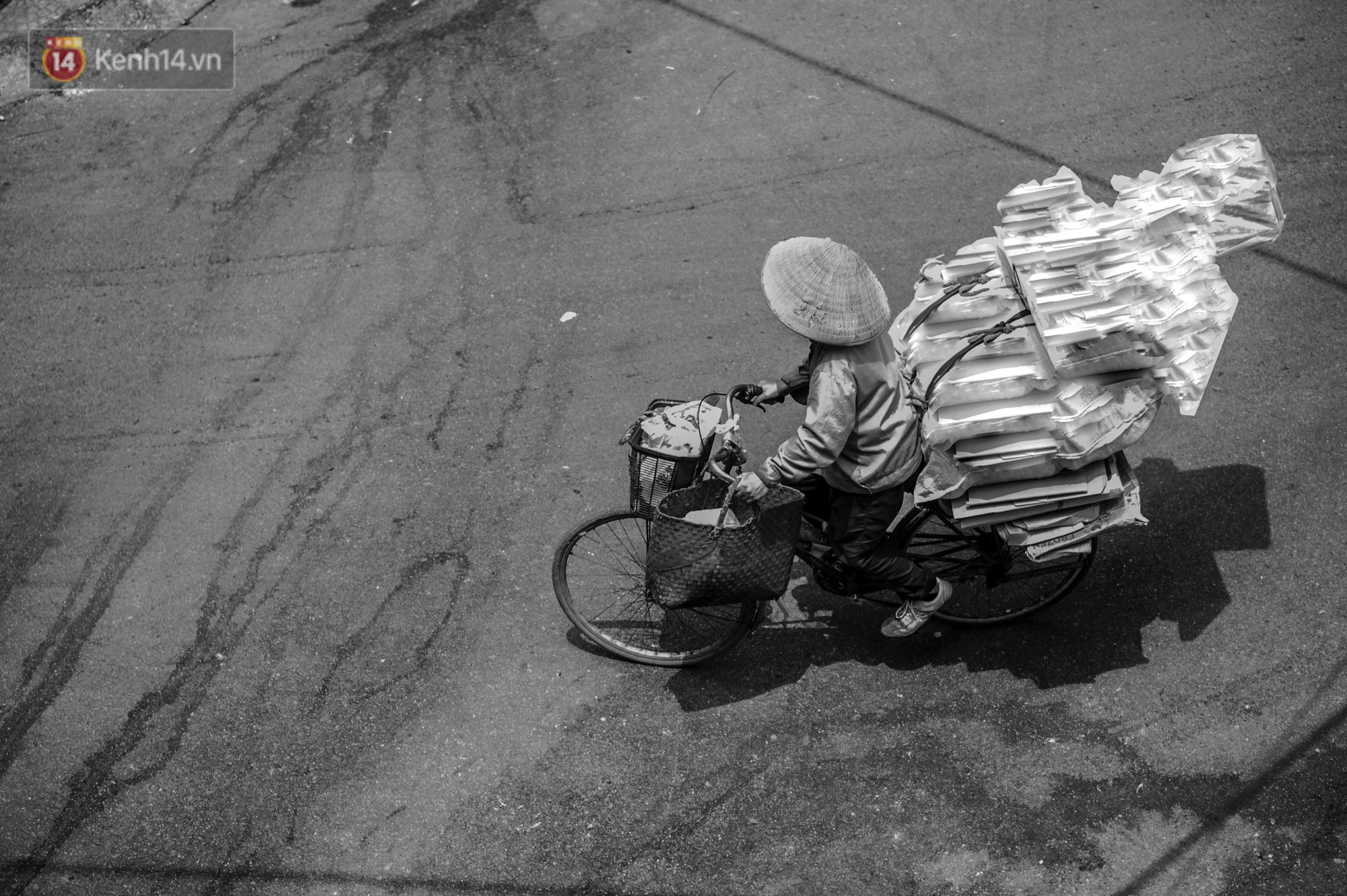Một ngày đạp xe nhặt rác của người mẹ nghèo nuôi 3 cô con gái đỗ Đại học - Ảnh 10.