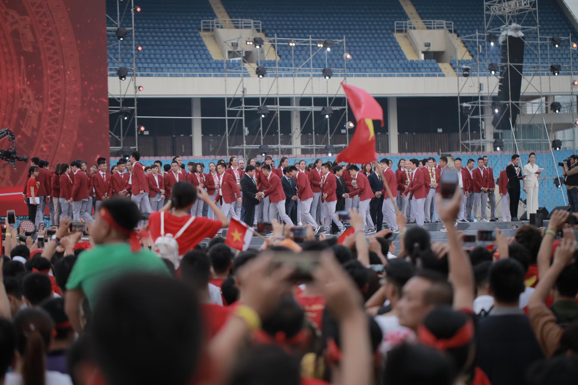 Ảnh: Các cầu thủ Olympic Việt Nam xuống sân Mỹ Đình tham dự lễ vinh danh trong sự reo hò của hàng ngàn người hâm mộ - Ảnh 2.