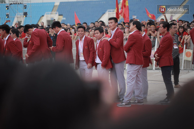 Ảnh: Các cầu thủ Olympic Việt Nam xuống sân Mỹ Đình tham dự lễ vinh danh trong sự reo hò của hàng ngàn người hâm mộ 19 Ảnh: Các cầu thủ Olympic Việt Nam xuống sân Mỹ Đình tham dự lễ vinh danh trong sự reo hò của hàng ngàn người hâm mộ 19
