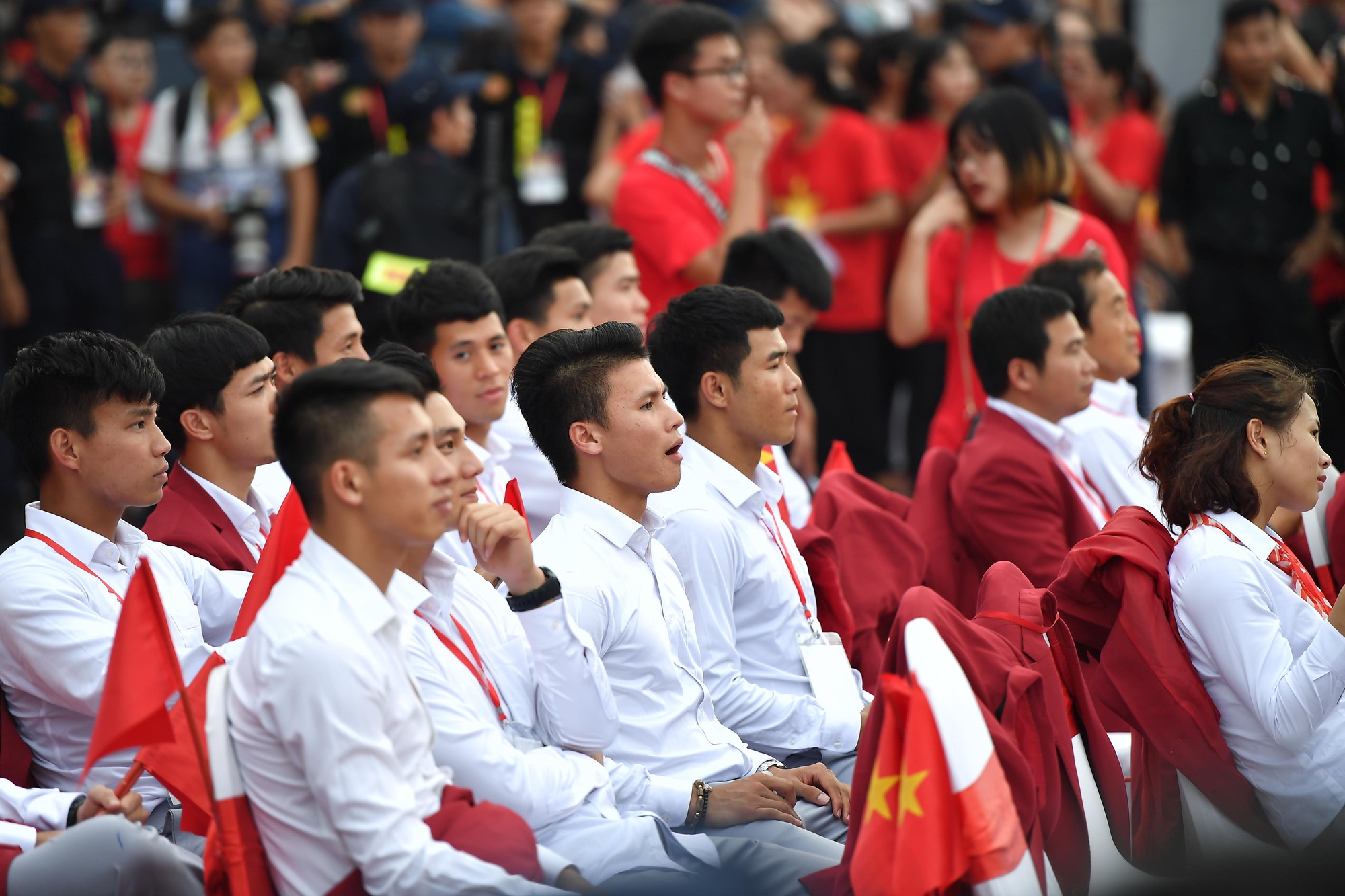 Ảnh: Các cầu thủ Olympic Việt Nam xuống sân Mỹ Đình tham dự lễ vinh danh trong sự reo hò của hàng ngàn người hâm mộ - Ảnh 11.
