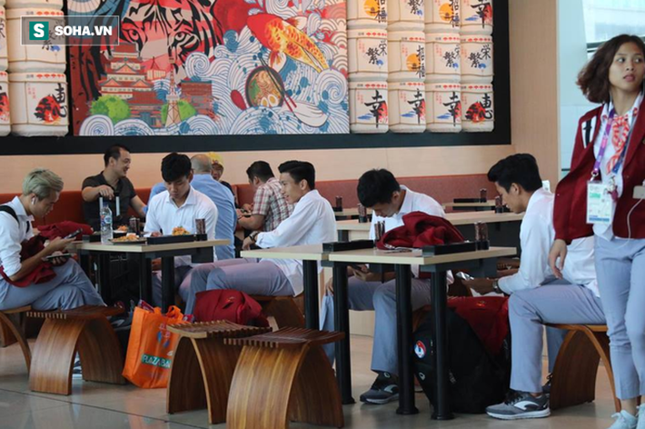 Trái ngược hình ảnh phản cảm đầu năm, U23 VN được đón bởi dàn tiếp viên đậm bản sắc - Ảnh 6. Trái ngược hình ảnh phản cảm đầu năm, U23 VN được đón bởi dàn tiếp viên đậm bản sắc 6