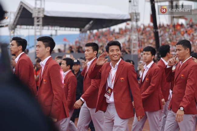 Ảnh: Các cầu thủ Olympic Việt Nam xuống sân Mỹ Đình tham dự lễ vinh danh trong sự reo hò của hàng ngàn người hâm mộ 4 Ảnh: Các cầu thủ Olympic Việt Nam xuống sân Mỹ Đình tham dự lễ vinh danh trong sự reo hò của hàng ngàn người hâm mộ 4