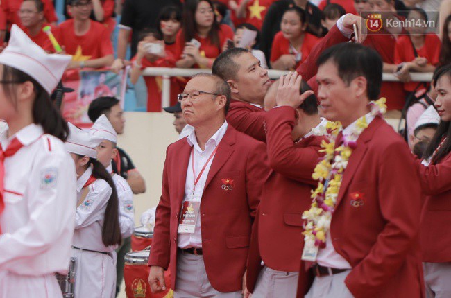 Ảnh: Các cầu thủ Olympic Việt Nam xuống sân Mỹ Đình tham dự lễ vinh danh trong sự reo hò của hàng ngàn người hâm mộ 3 Ảnh: Các cầu thủ Olympic Việt Nam xuống sân Mỹ Đình tham dự lễ vinh danh trong sự reo hò của hàng ngàn người hâm mộ 3