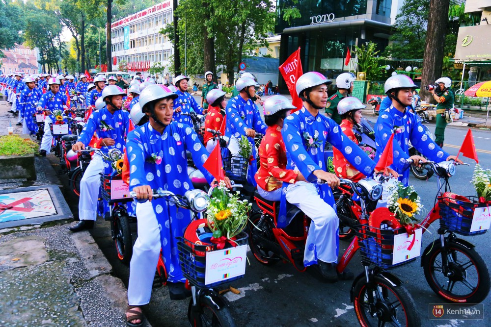 Lãng mạn 100 chú rể đạp xe chở cô dâu vi vu trên đường trung tâm Sài Gòn trong ngày Quốc khánh 2/9 - Ảnh 1.