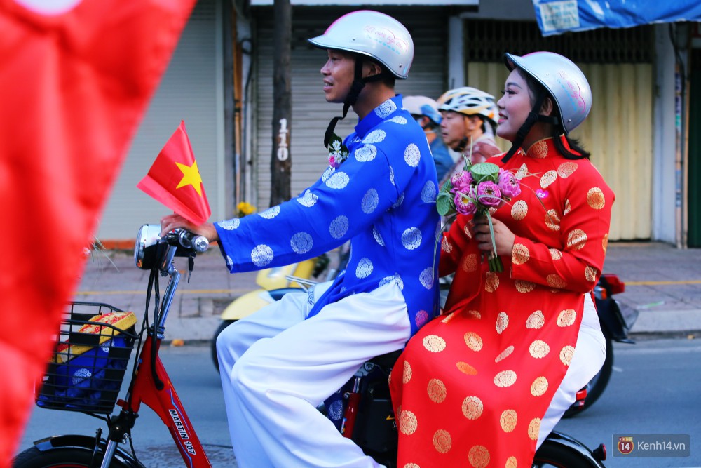 Lãng mạn 100 chú rể đạp xe chở cô dâu vi vu trên đường trung tâm Sài Gòn trong ngày Quốc khánh 2/9 4