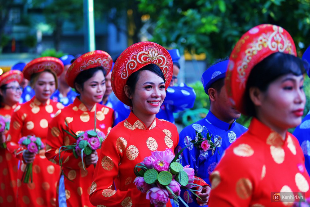 Lãng mạn 100 chú rể đạp xe chở cô dâu vi vu trên đường trung tâm Sài Gòn trong ngày Quốc khánh 2/9 7