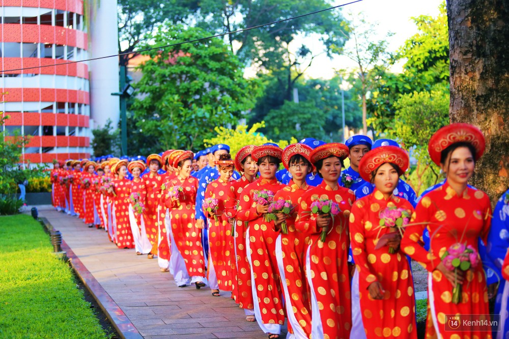 Lãng mạn 100 chú rể đạp xe chở cô dâu vi vu trên đường trung tâm Sài Gòn trong ngày Quốc khánh 2/9 - Ảnh 8. Lãng mạn 100 chú rể đạp xe chở cô dâu vi vu trên đường trung tâm Sài Gòn trong ngày Quốc khánh 2/9 8