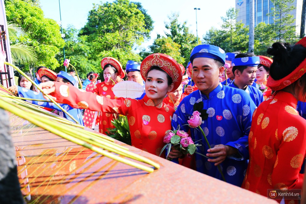Lãng mạn 100 chú rể đạp xe chở cô dâu vi vu trên đường trung tâm Sài Gòn trong ngày Quốc khánh 2/9 - Ảnh 10. Lãng mạn 100 chú rể đạp xe chở cô dâu vi vu trên đường trung tâm Sài Gòn trong ngày Quốc khánh 2/9 10