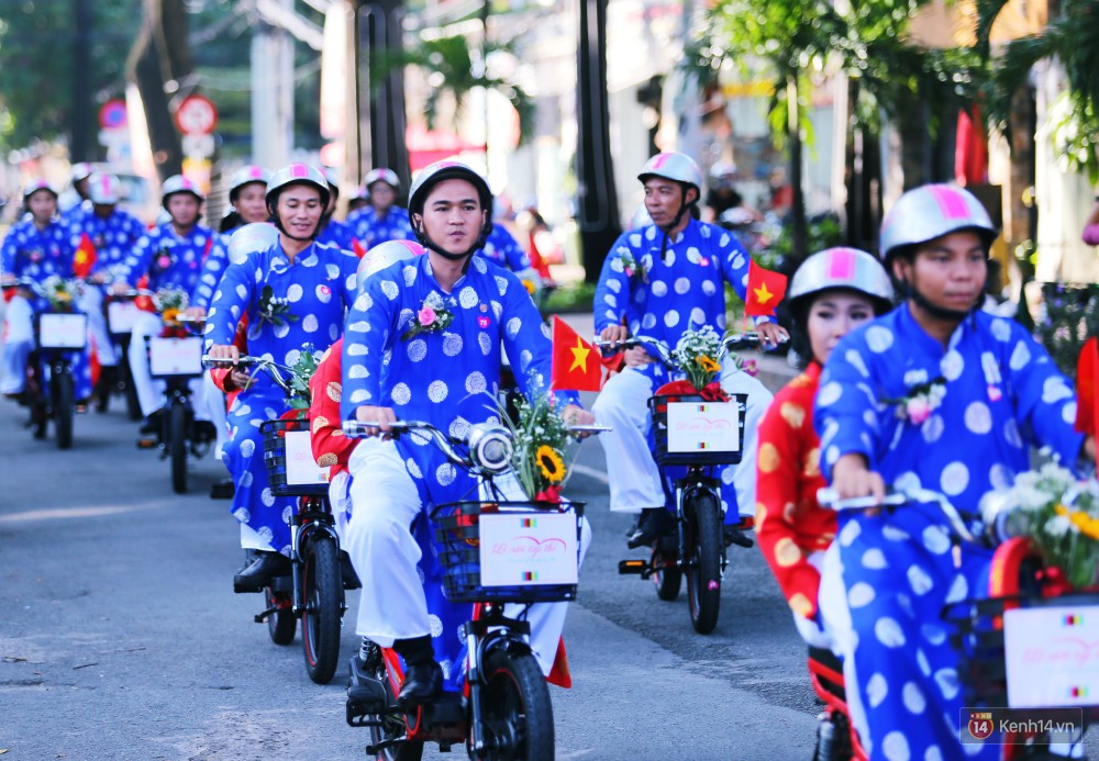 Lãng mạn 100 chú rể đạp xe chở cô dâu vi vu trên đường trung tâm Sài Gòn trong ngày Quốc khánh 2/9 5