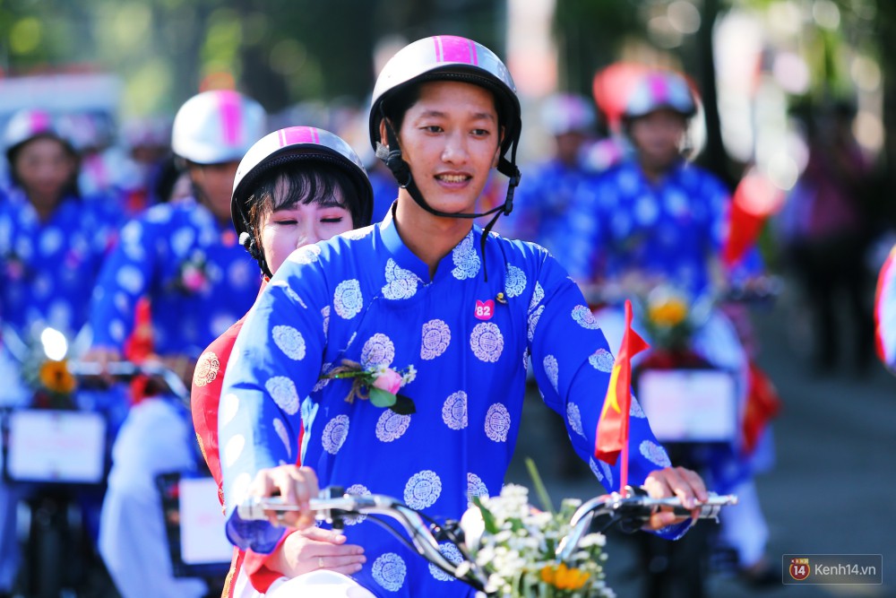 Lãng mạn 100 chú rể đạp xe chở cô dâu vi vu trên đường trung tâm Sài Gòn trong ngày Quốc khánh 2/9 - Ảnh 3.