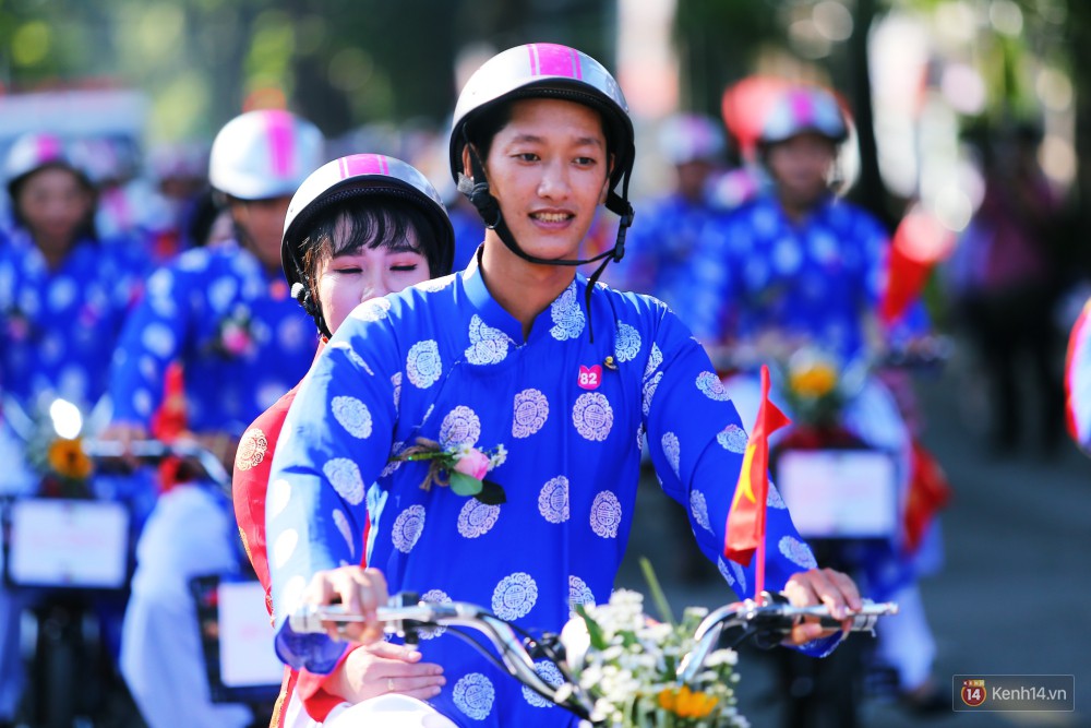 Lãng mạn 100 chú rể đạp xe chở cô dâu vi vu trên đường trung tâm Sài Gòn trong ngày Quốc khánh 2/9 - Ảnh 3. Lãng mạn 100 chú rể đạp xe chở cô dâu vi vu trên đường trung tâm Sài Gòn trong ngày Quốc khánh 2/9 3