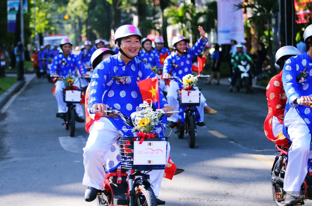 Lãng mạn 100 chú rể đạp xe chở cô dâu vi vu trên đường trung tâm Sài Gòn trong ngày Quốc khánh 2/9 - Ảnh 2.