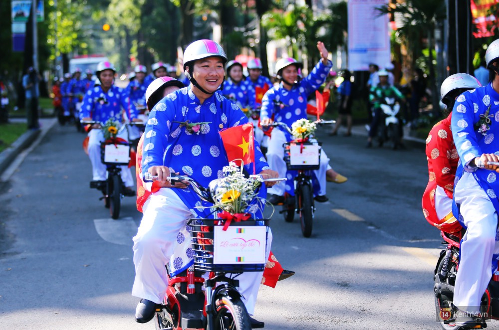 Lãng mạn 100 chú rể đạp xe chở cô dâu vi vu trên đường trung tâm Sài Gòn trong ngày Quốc khánh 2/9 - Ảnh 2. Lãng mạn 100 chú rể đạp xe chở cô dâu vi vu trên đường trung tâm Sài Gòn trong ngày Quốc khánh 2/9 2
