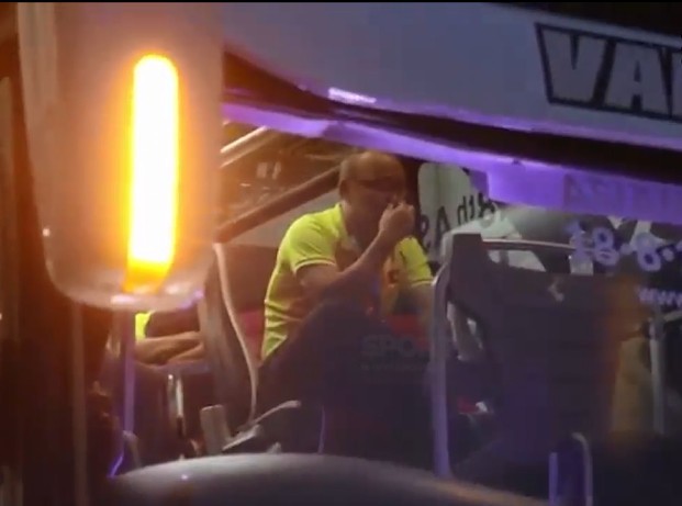 HLV Park Hang Seo khóc sụt sùi trên xe bus sau thất bại của Olympic Việt Nam - Ảnh 3. HLV Park Hang Seo khóc sụt sùi trên xe bus sau thất bại của Olympic Việt Nam 2
