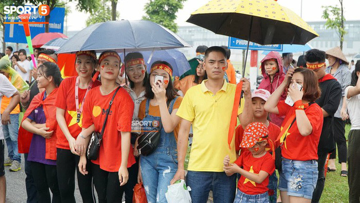 Người hâm mộ huy động cả xe kéo để chào đón Đoàn thể thao Việt Nam về nước 1