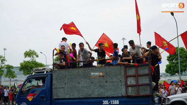 Người hâm mộ huy động cả xe kéo để chào đón Đoàn thể thao Việt Nam về nước - Ảnh 5.