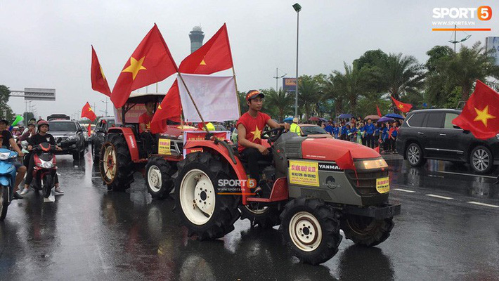 Người hâm mộ huy động cả xe kéo để chào đón Đoàn thể thao Việt Nam về nước - Ảnh 6.