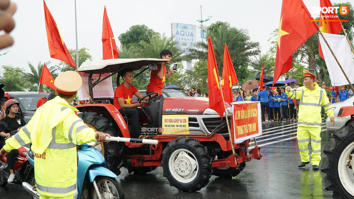 Người hâm mộ huy động cả xe kéo để chào đón Đoàn thể thao Việt Nam về nước 6