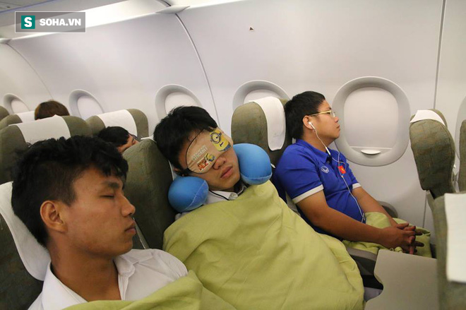 U23 Việt Nam nhận món quà đặc biệt trên chuyến bay về nước 2 U23 Việt Nam nhận món quà đặc biệt trên chuyến bay về nước 2