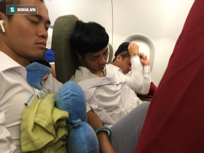 U23 Việt Nam nhận món quà đặc biệt trên chuyến bay về nước - Ảnh 3.
