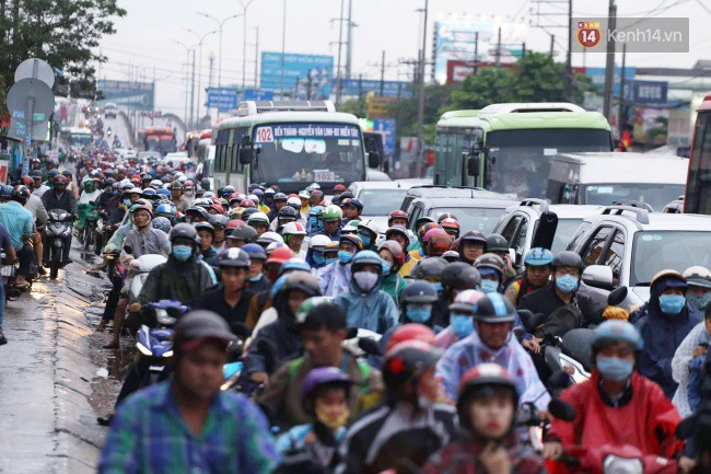 Người dân đội mưa ùn ùn trở về Sài Gòn sau kỳ nghỉ lễ Quốc khánh, cửa ngõ phía Tây ùn tắc kéo dài - Ảnh 7.