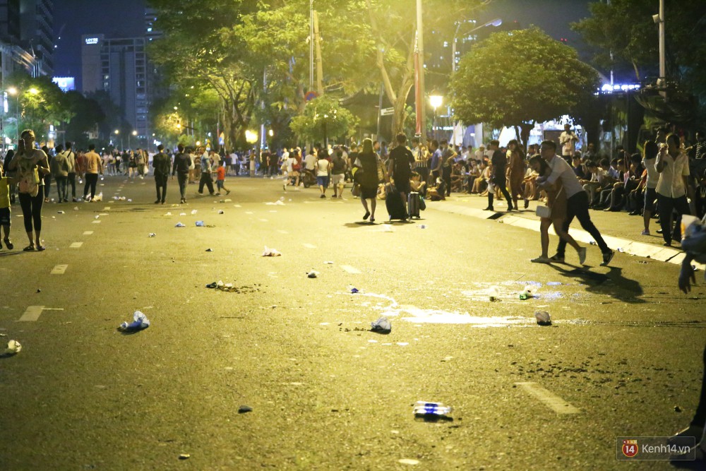 Người dân ra về sau khi xem pháo hoa, đường phố trung tâm Sài Gòn lại tràn ngập rác - Ảnh 5.