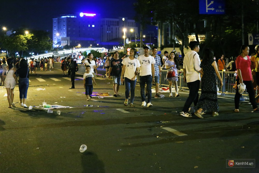 Người dân ra về sau khi xem pháo hoa, đường phố trung tâm Sài Gòn lại tràn ngập rác - Ảnh 4.