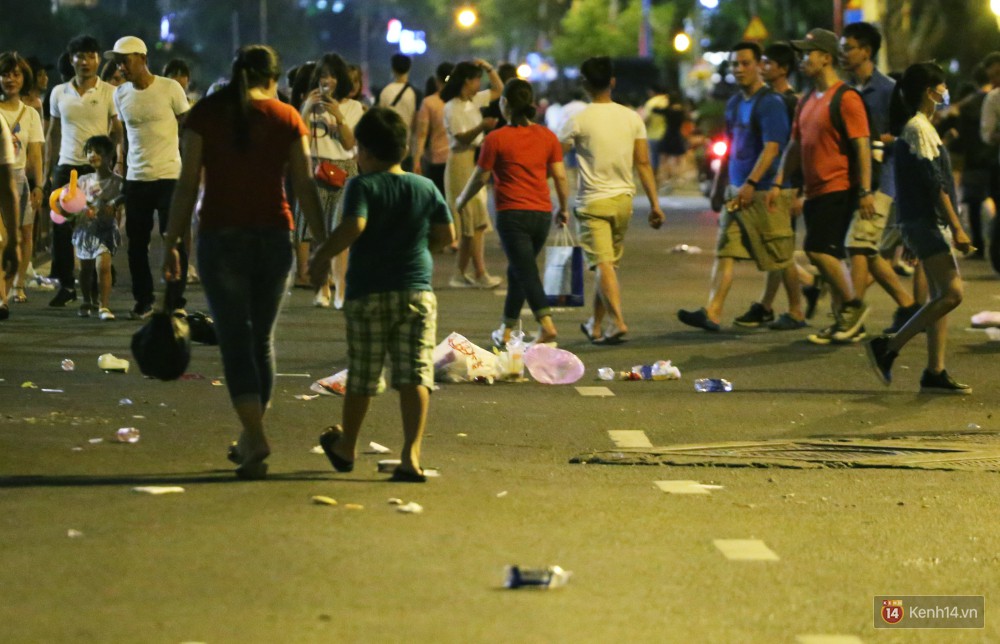Người dân ra về sau khi xem pháo hoa, đường phố trung tâm Sài Gòn lại tràn ngập rác - Ảnh 2.