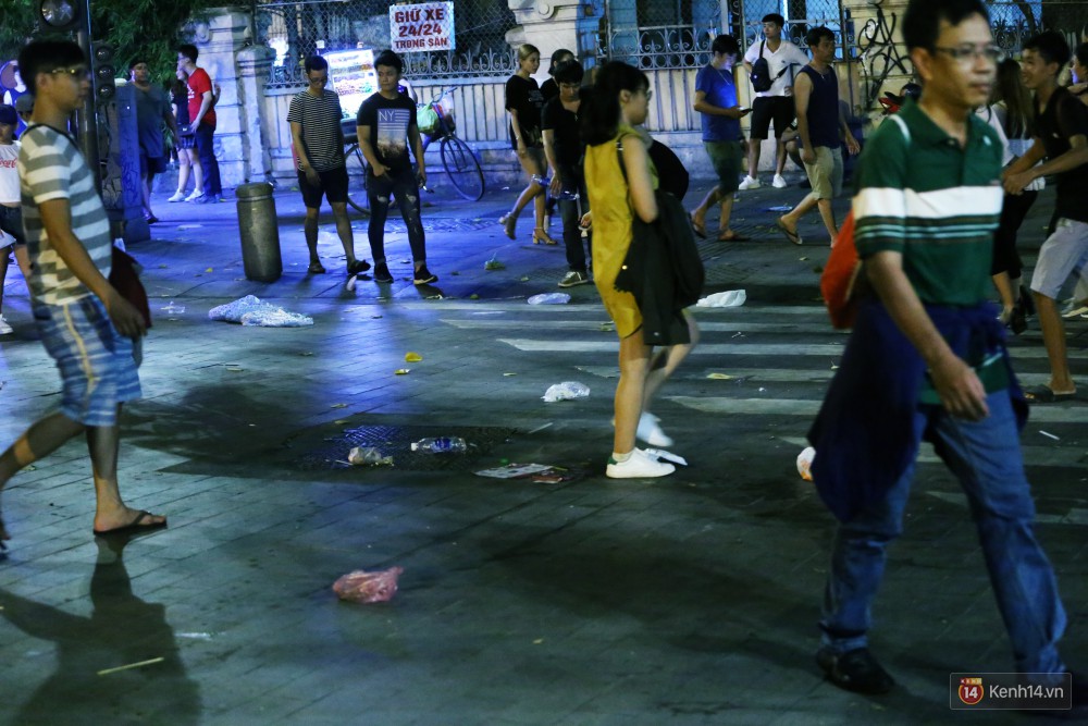 Người dân ra về sau khi xem pháo hoa, đường phố trung tâm Sài Gòn lại tràn ngập rác - Ảnh 9.