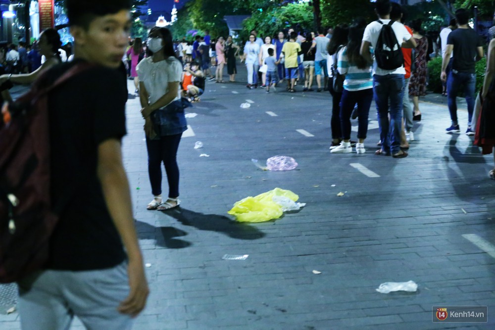 Người dân ra về sau khi xem pháo hoa, đường phố trung tâm Sài Gòn lại tràn ngập rác - Ảnh 12.
