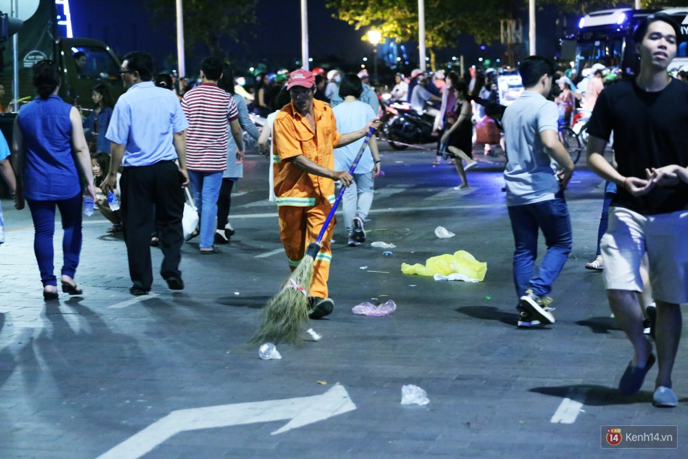 Người dân ra về sau khi xem pháo hoa, đường phố trung tâm Sài Gòn lại tràn ngập rác - Ảnh 10.