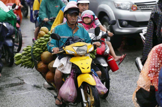 Người dân đội mưa ùn ùn trở về Sài Gòn sau kỳ nghỉ lễ Quốc khánh, cửa ngõ phía Tây ùn tắc kéo dài 6