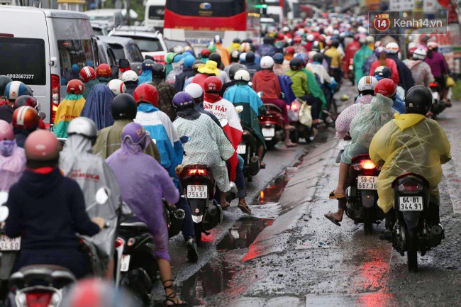 Người dân đội mưa ùn ùn trở về Sài Gòn sau kỳ nghỉ lễ Quốc khánh, cửa ngõ phía Tây ùn tắc kéo dài - Ảnh 6.