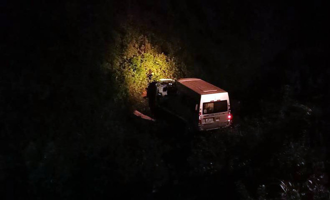 Thắp bóng đèn giải cứu 2 người tử vong kẹt trong cabin xe cứu hộ lao xuống vực - Ảnh 5.