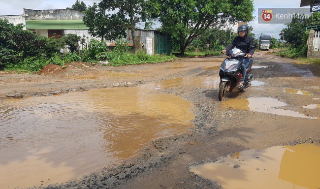 Cận cảnh con đường sình lầy không tưởng khiến người lớn, trẻ em ngã dúi dụi trong bùn đất - Ảnh 3.