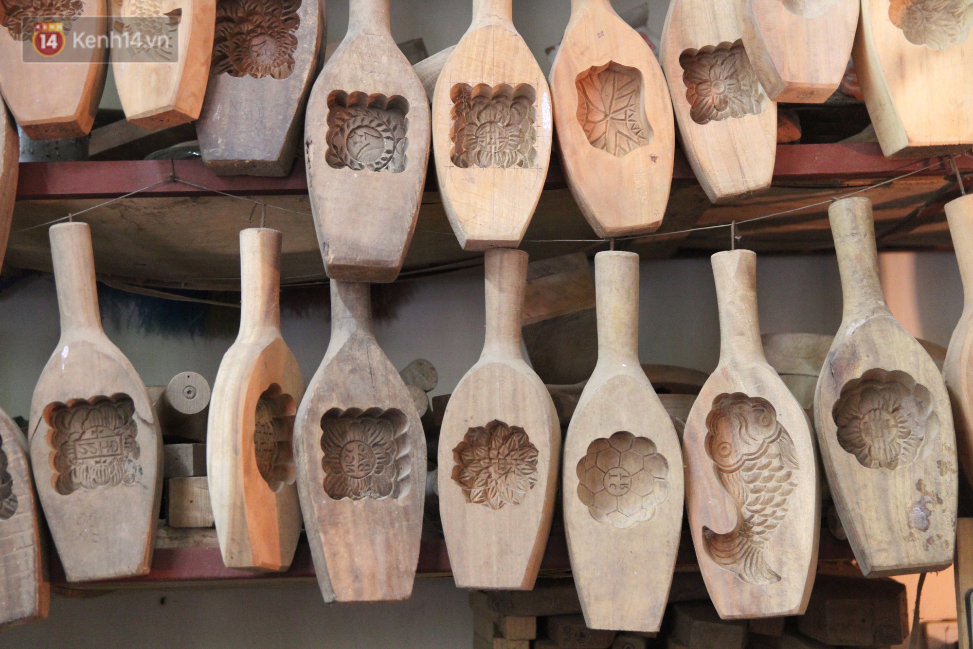 Ghé thăm người đàn ông 35 năm đẽo đục khuôn bánh Trung thu ở Hà Nội: Một khuôn gỗ đắt nhất giá 5 triệu 5